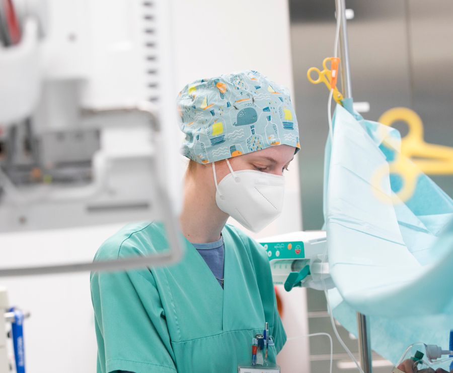 Das Team der Anästhesie begleitet bei einem chirurgischen Eingriff.
