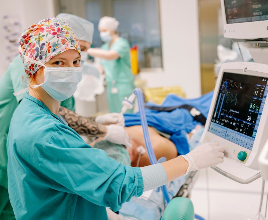Das Team der Anästhesie begleitet bei einem chirurgischen Eingriff.