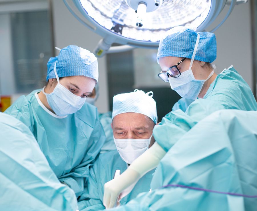 Ein medizinisches Team führt eine gynäkologische Operation im OP durch.