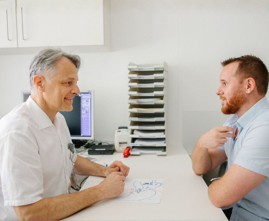 Arzt im Gespräch mit einem Patienten