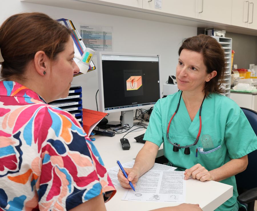 Eine Ärztin im Gespräch mit einer Patientin.