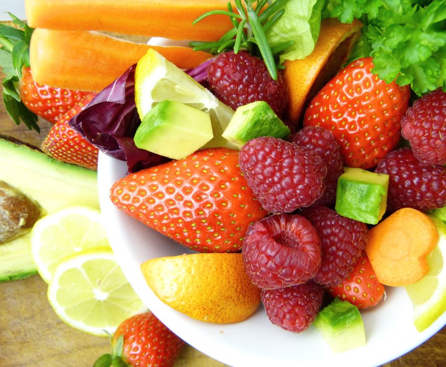 Ein Teller mit buntem Obst.