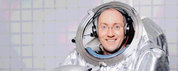 Porträt Gernot Grömer in Raumanzug.