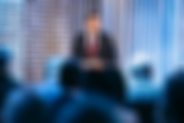 Kurator auf der Bühne