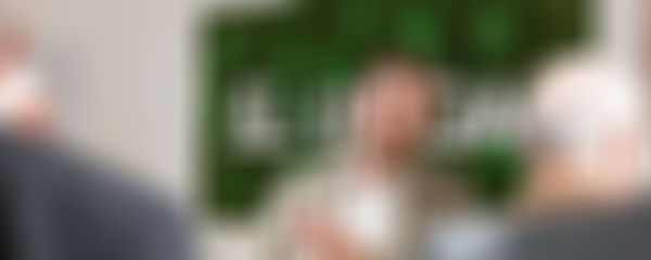 LD Josef Pöchtrager vor UNIQA Logo.