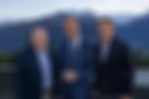 Erich Egger, Peter Filzmaier und Philipp Schmölzer vor Bergkulisse.