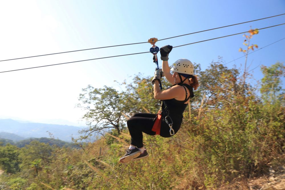 Person hängt an einer Zip-Line