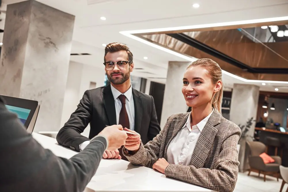 Geschaeftsreisende Handeln Corporate Rate Mit Hotel Aus