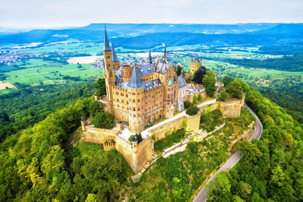 Ein Schloss auf einem Hügel.