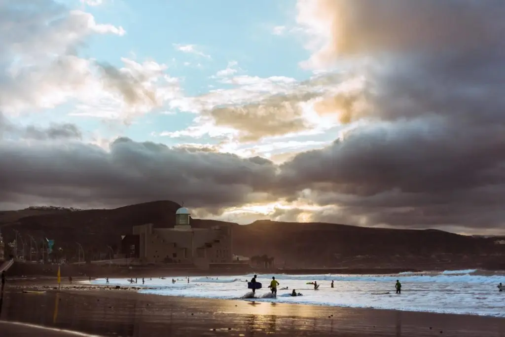 Ein Strand auf Gran Canaria bei Sonnenuntergang.
