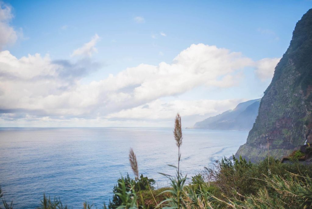 Blick auf das Meer von einer Klippe aus.