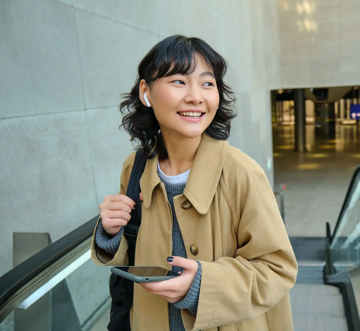 Lachende Frau Mit Handy Und Kopfhoerern Unterwegs Klein Neu