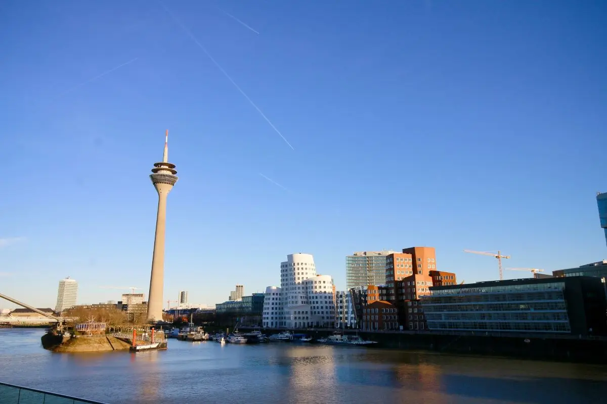 Blick vom Rhein auf den Mediahafen in Düsseldorf.