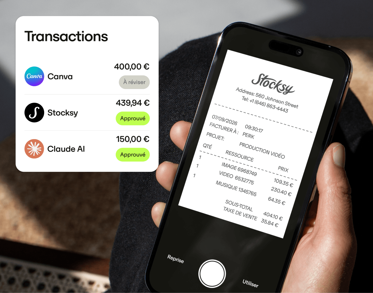 Une personne tient un smartphone affichant un reçu de Stocksy. Une liste de transactions indique les montants et les statuts pour Canva, Stocksy et Claude AI.
