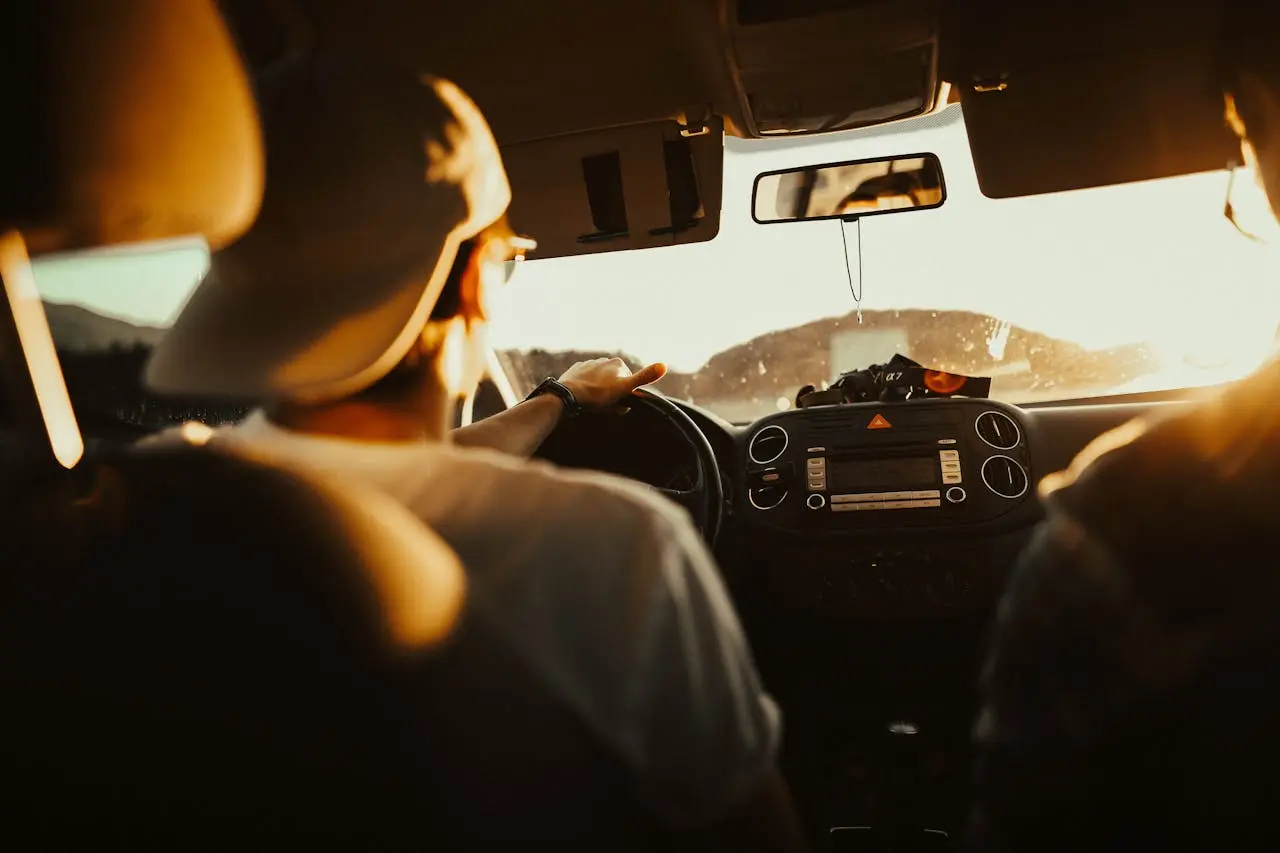 Man driving car Pexels Tobi 620335