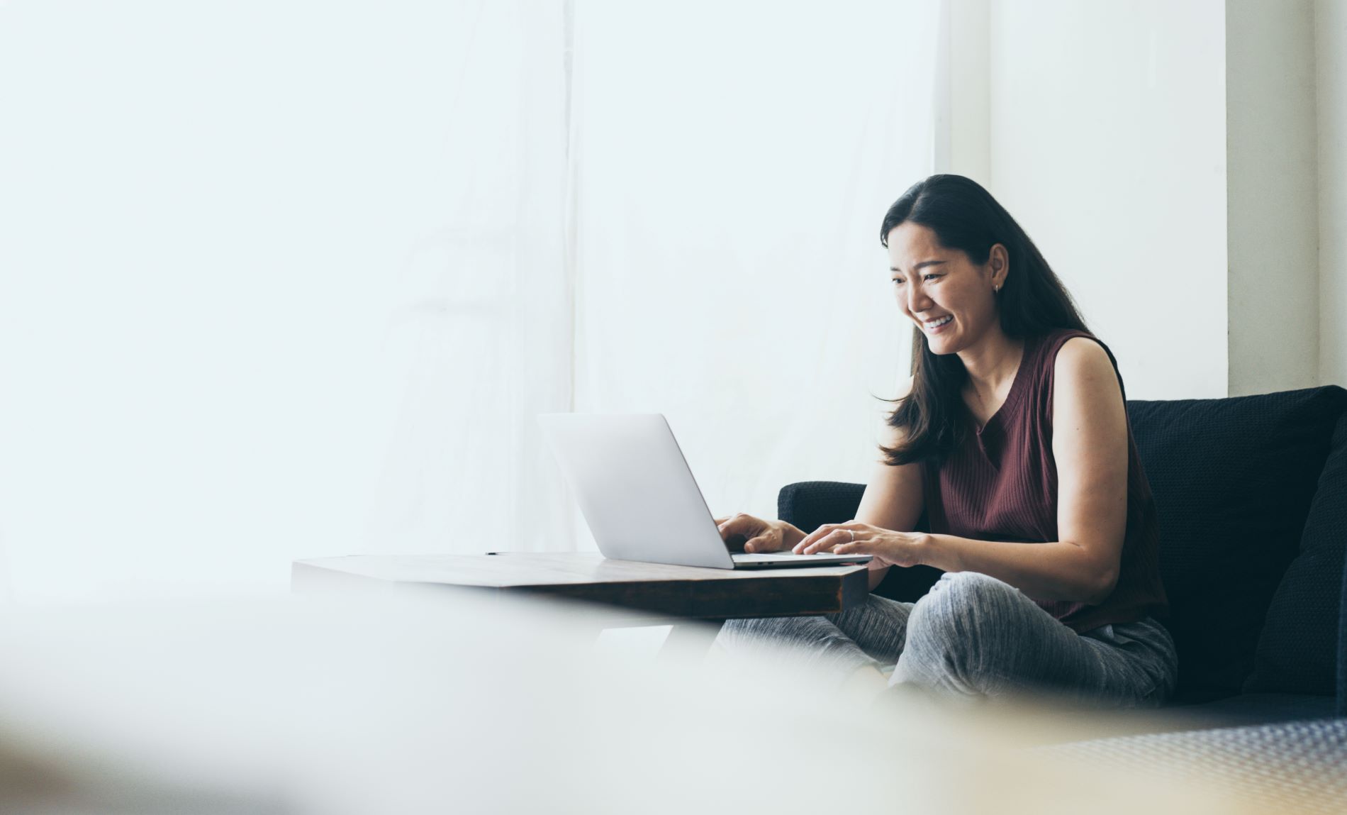 Frau macht Reisekostenabrechnung mit Software am Laptop