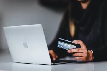 Gebühren im Geschäftsreisemanagement (und wie man sie senkt)