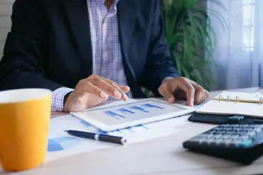 How to make a business travel report + free template