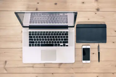 Online corporate travel agency vs traditional agency: which is better?
