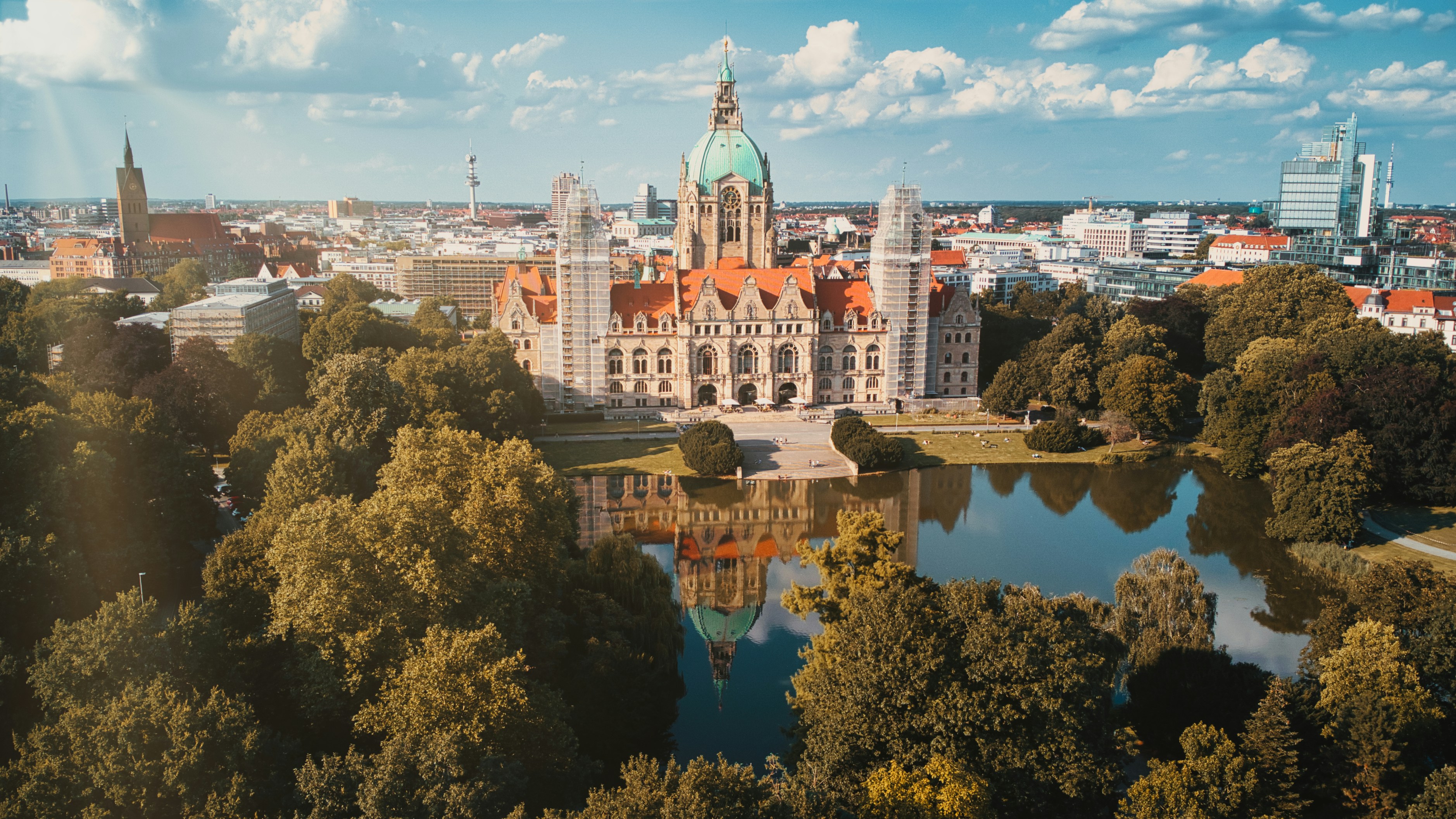 Vogelperspektive auf das Neue Rathaus in Hannover.