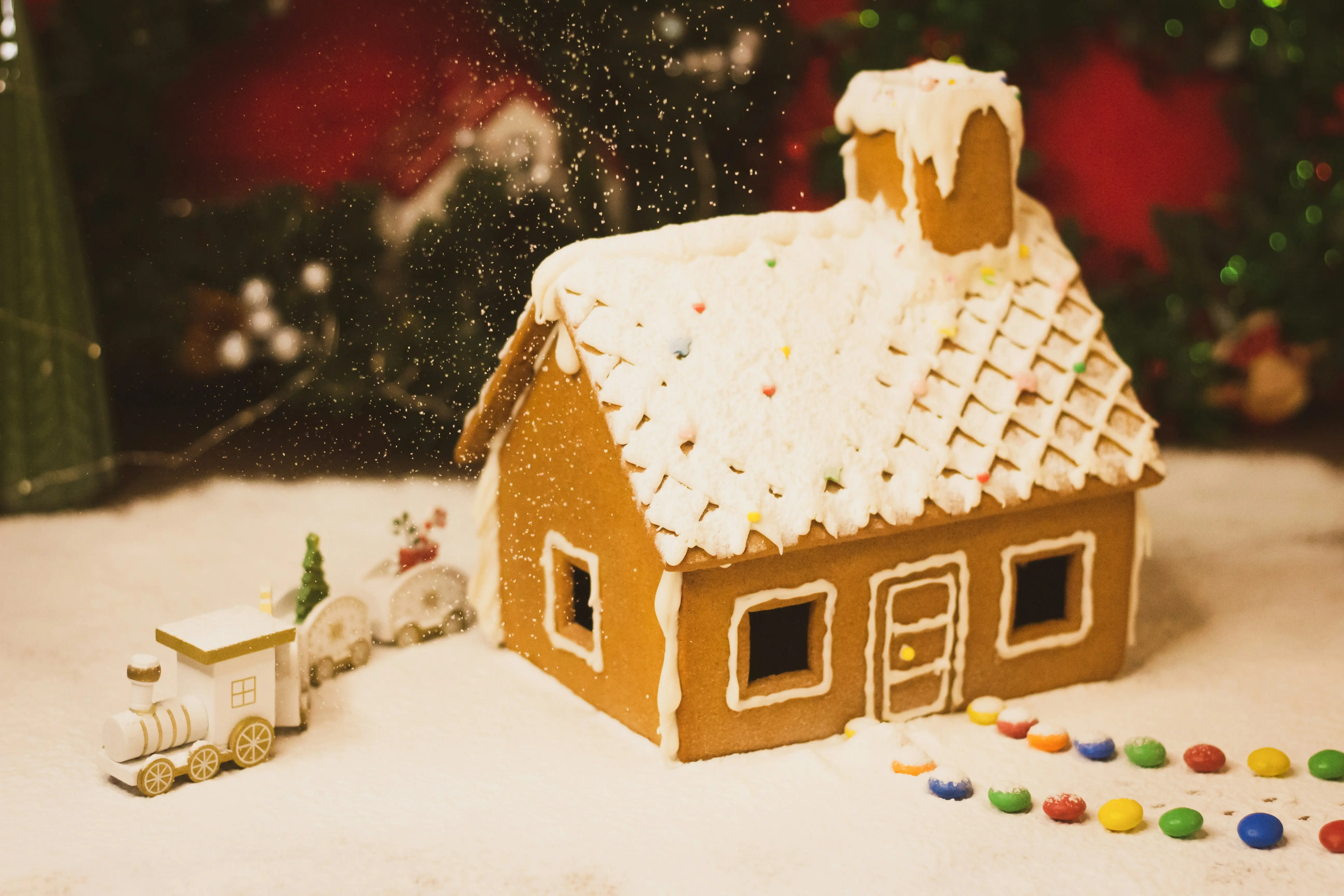 Lebkuchenhaus auf einem Tisch