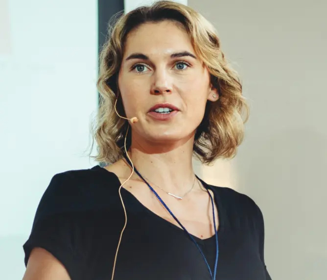 Frau Haelt Vortrag Auf Buehne Klein