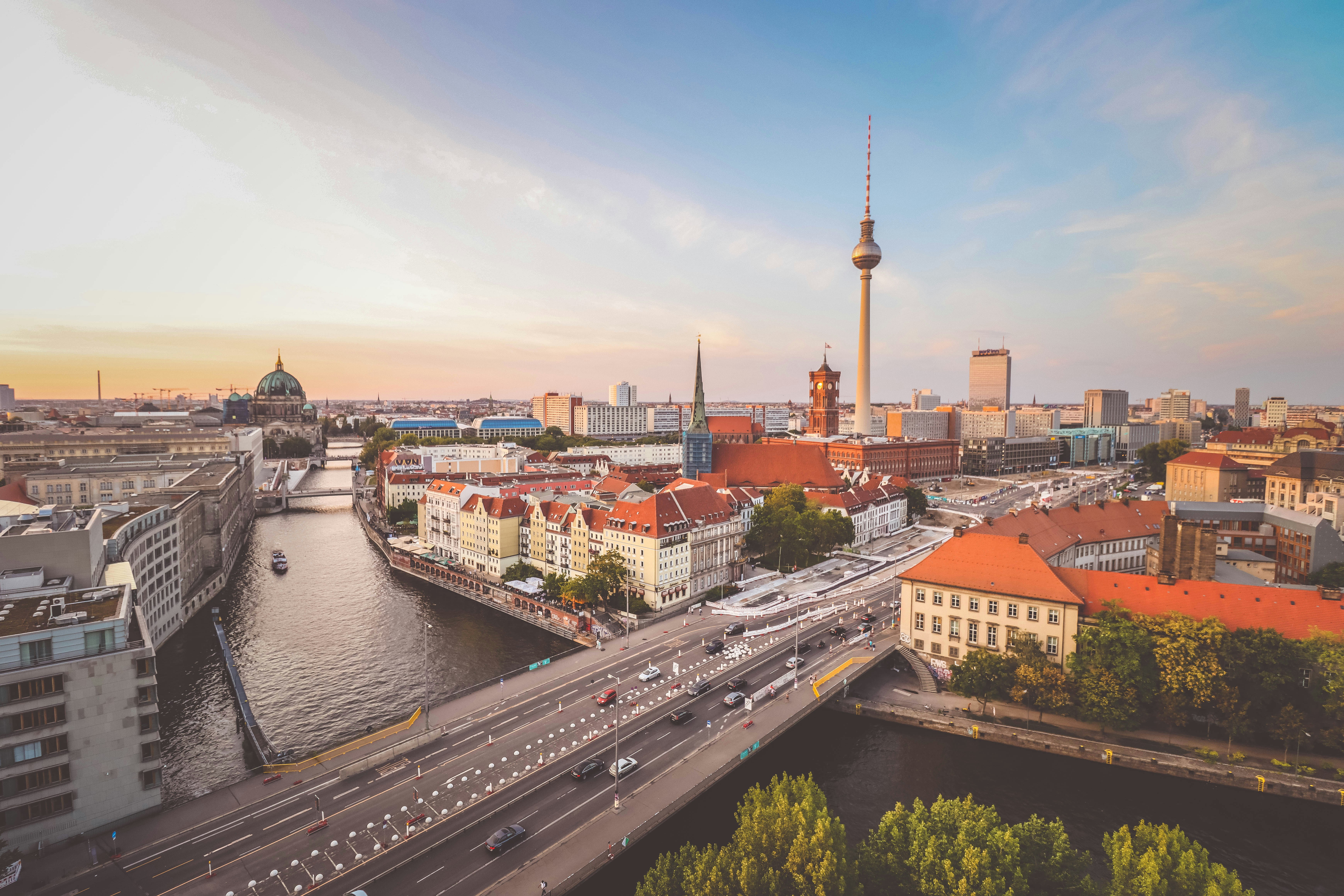 Vogelperspektive auf Berlin im Hintergrund der Fernsehturm.