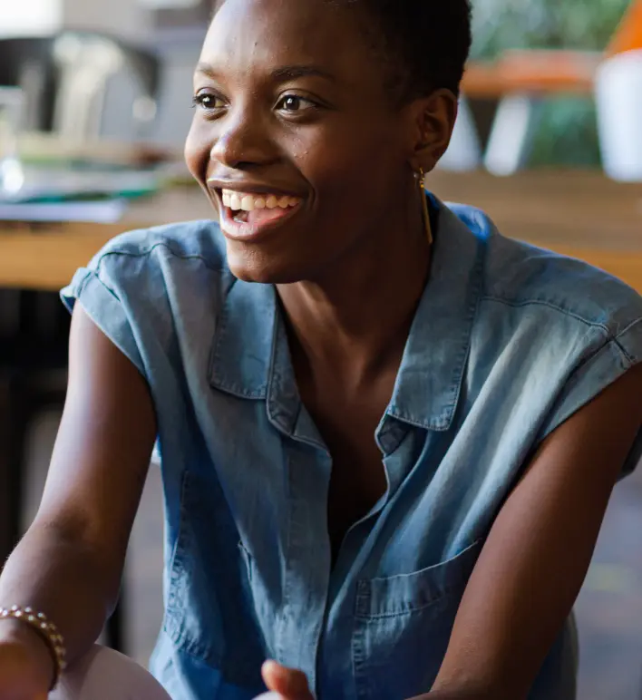 Frau Unterhaelt Sich Lachend