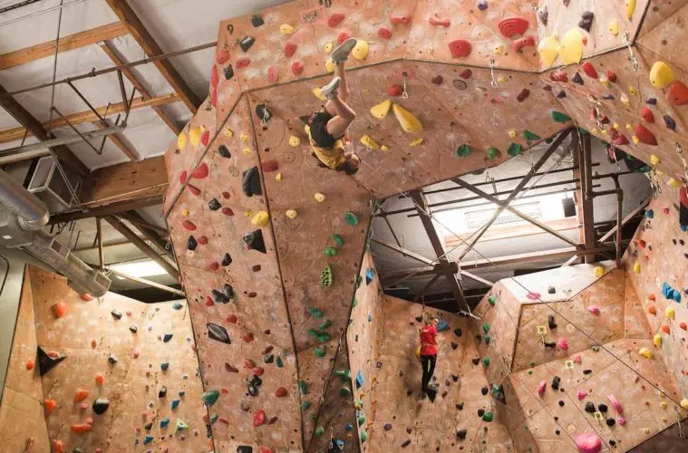 Bunte Kletterwände in einer indoor-Kletterhalle.