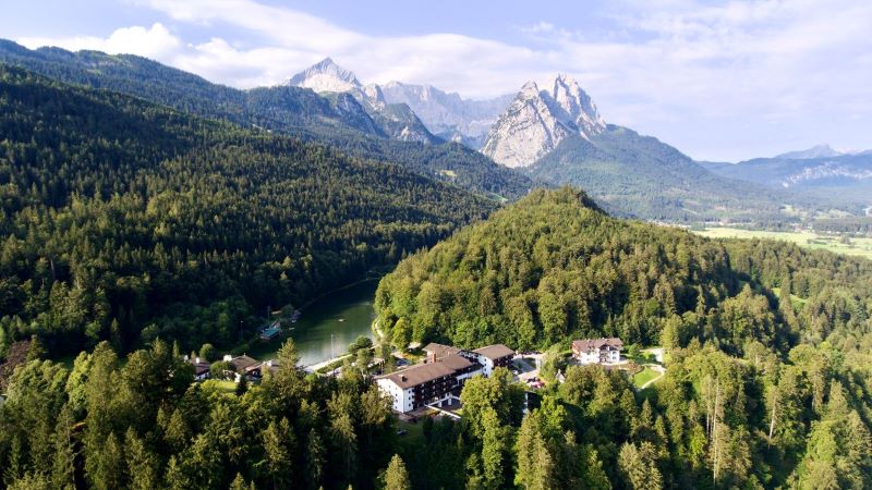 Berg- und Waldlandschaft am Hotel Riessersee