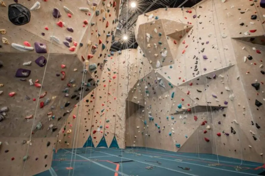 Kletterwände einer Indoor-Kletterhalle.