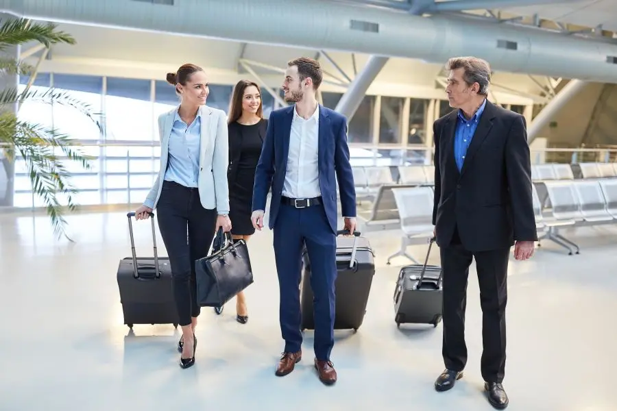 Reiserichtlinie Vorlage Gruppe Geschaeftsreisende Am Flughafen