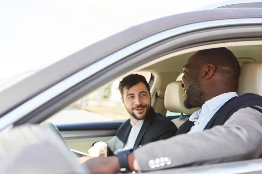 Dienstwagenrichtlinie Zwei Personen Im Auto