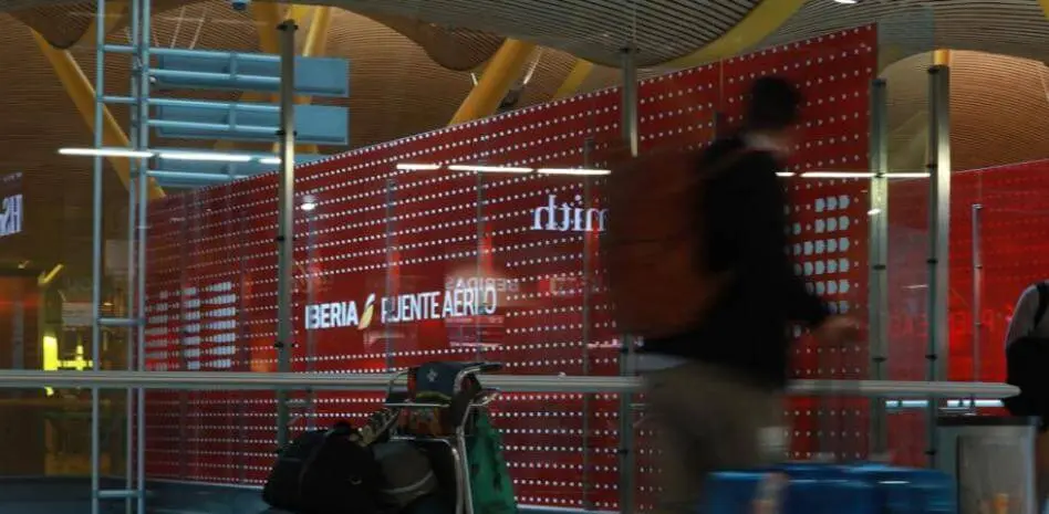 Pasajero Viaja Entre Madrid Y Barcelona