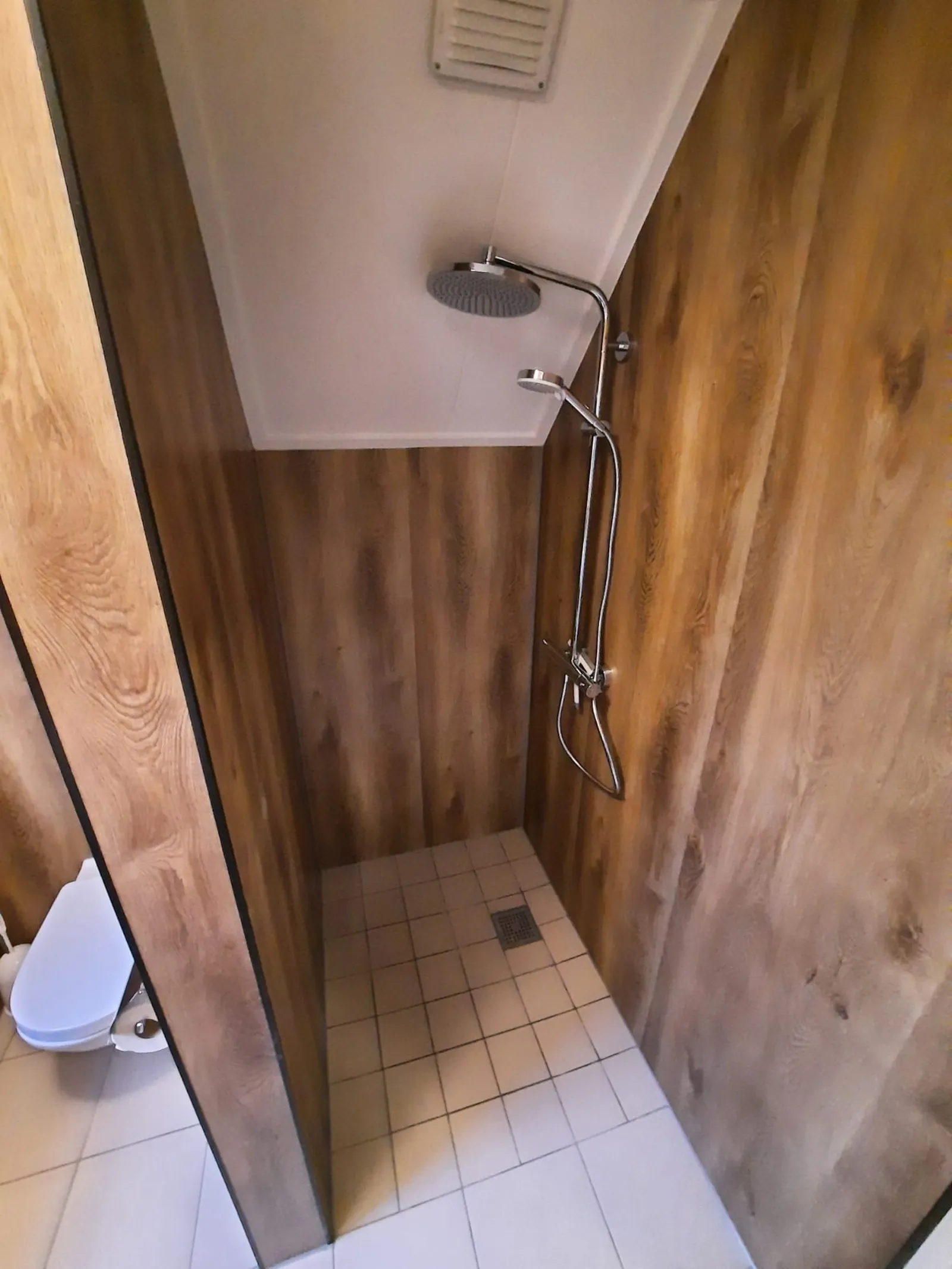 opgeleverde-badkamer-de-vlegge-renovatie-lichtenberg-mensgericht-vastgoedonderhoud