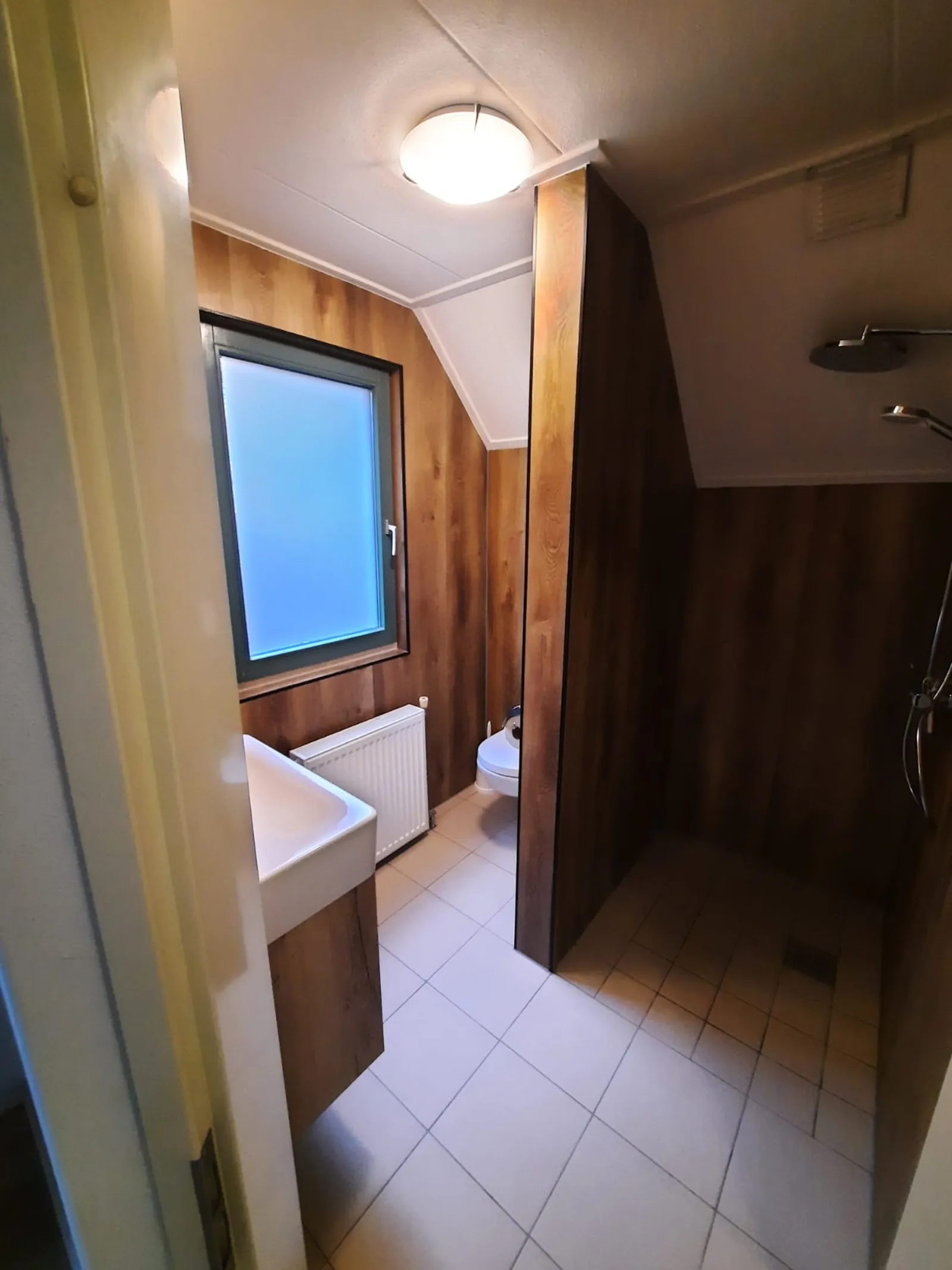 opgeleverde-badkamer-de-vlegge-renovatie-lichtenberg-mensgericht-vastgoedonderhoud