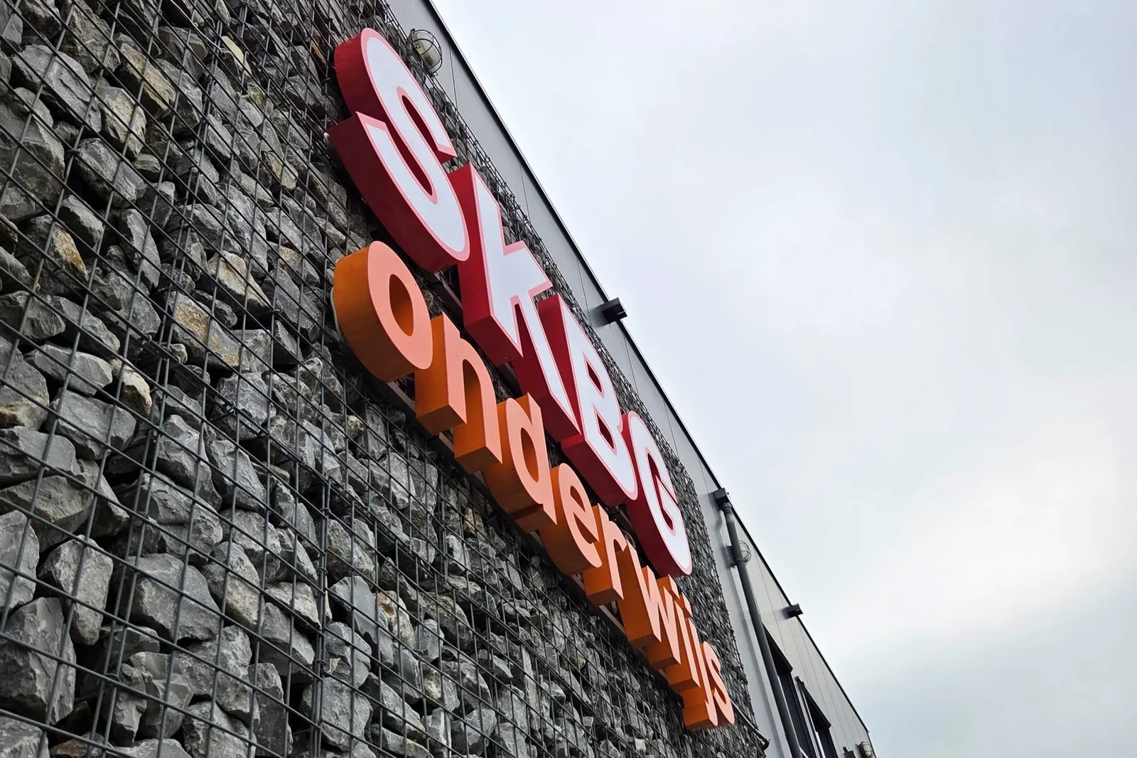 Logo op gevel SKBG - Lichtenberg Mensgericht Vastgoedonderhoud