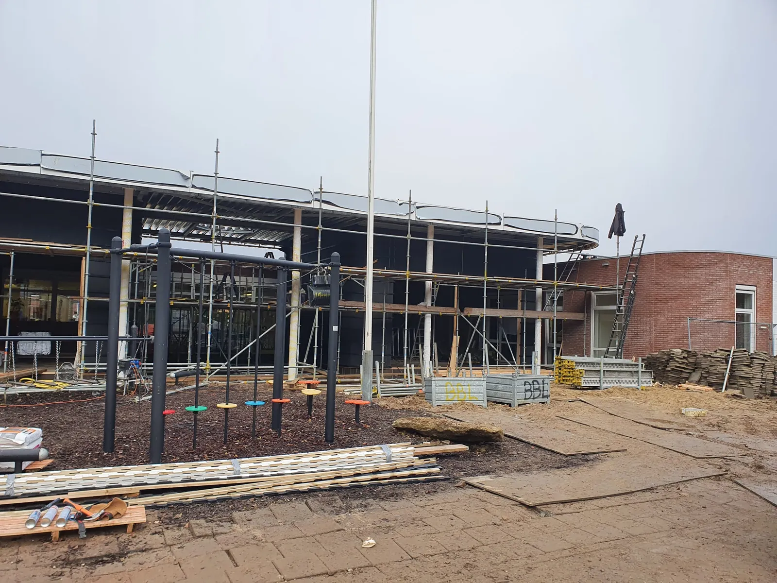 Verbouwing, uitbereiding en verduurzaming basisschool Brummen tijdens de bouw Lichtenberg Mensgericht Vastgoedonderhoud