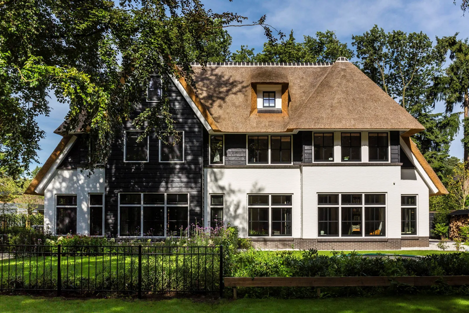 Geschakelde villa met rieten dak Zeist Lichtenberg Bouwgroep