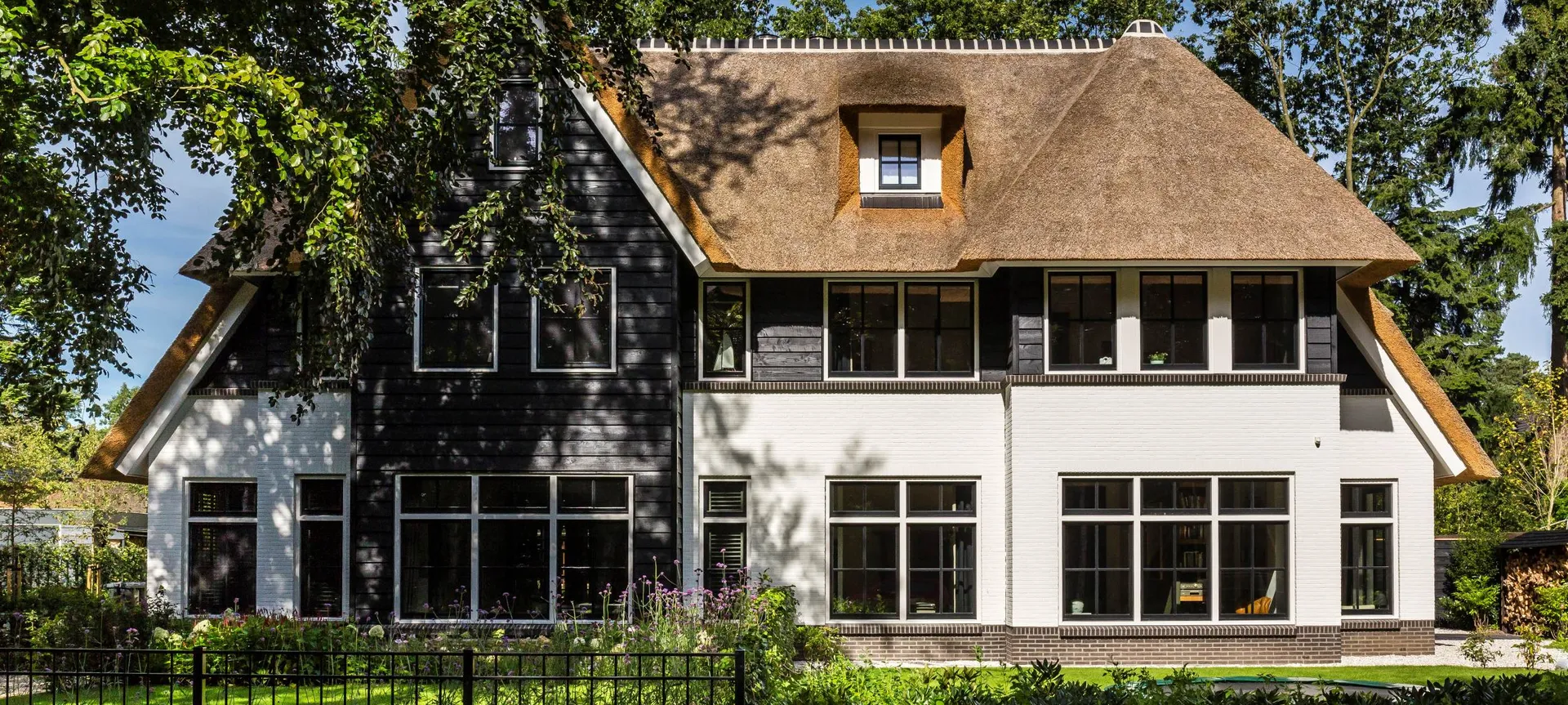 Geschakelde villa met rieten dak Zeist Lichtenberg Bouwgroep