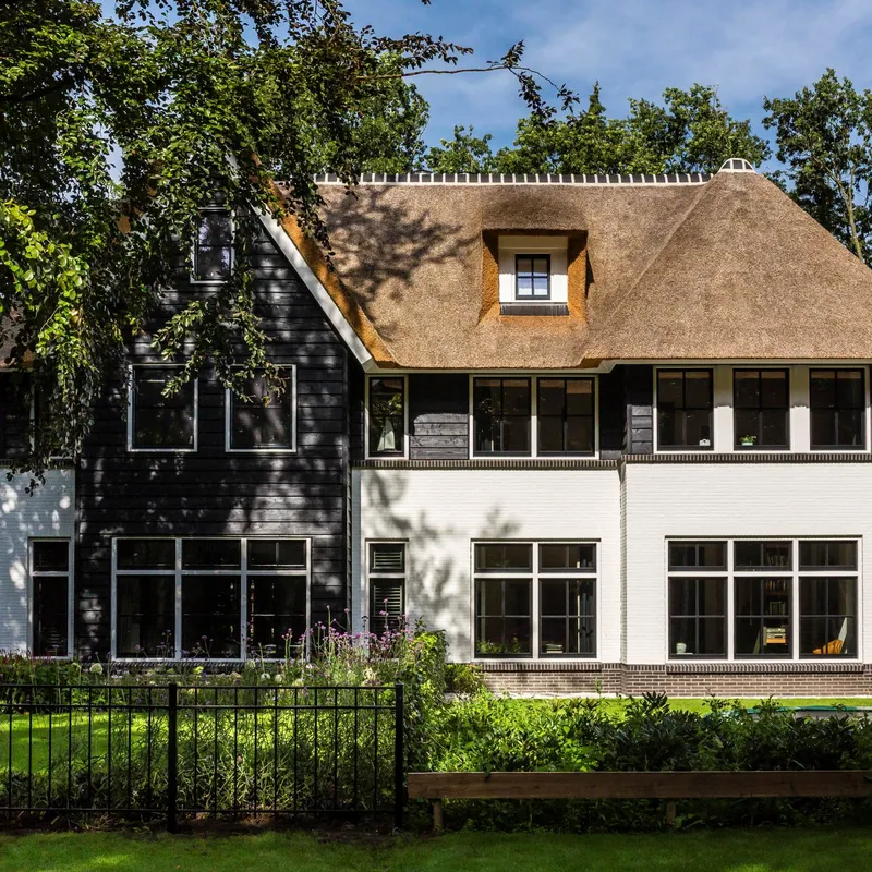 Geschakelde villa met rieten dak Zeist Lichtenberg Bouwgroep