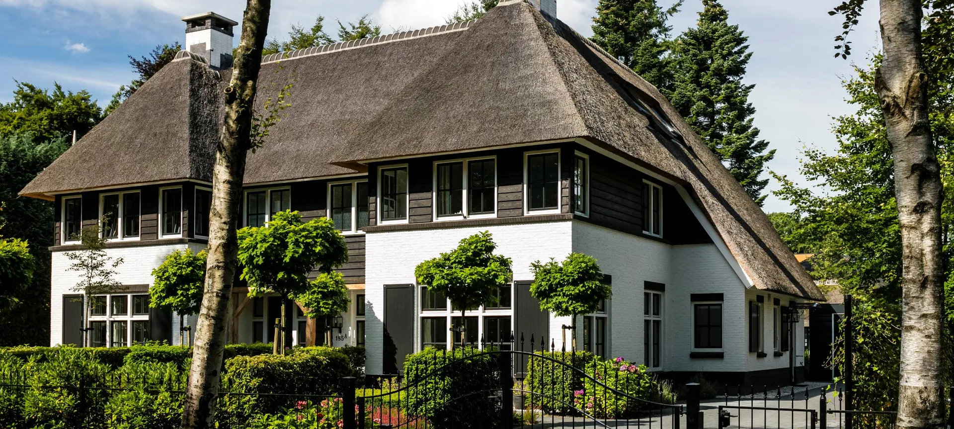 Geschakelde villa met rieten dak Lichtenberg Bouwgroep