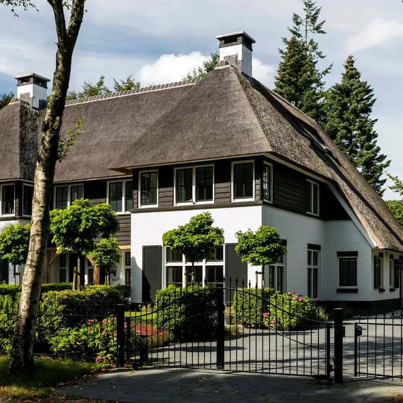 Geschakelde villa met rieten dak Lichtenberg Bouwgroep