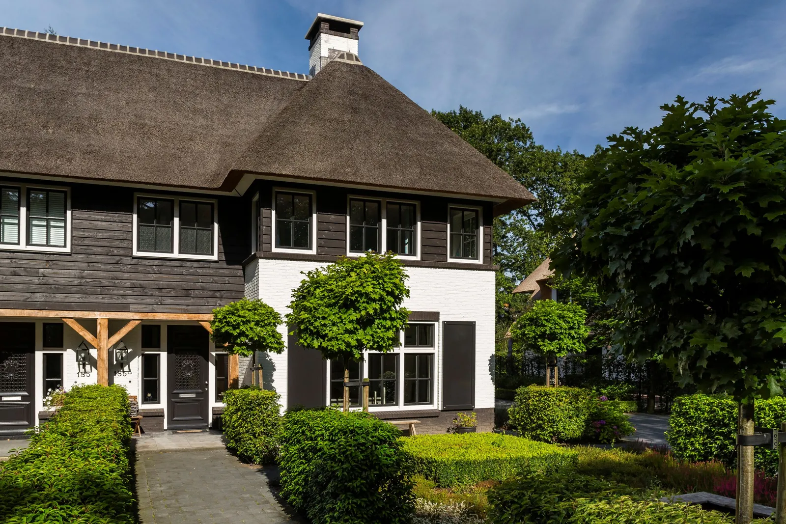 Geschakelde villa met rieten dak Lichtenberg Bouwgroep