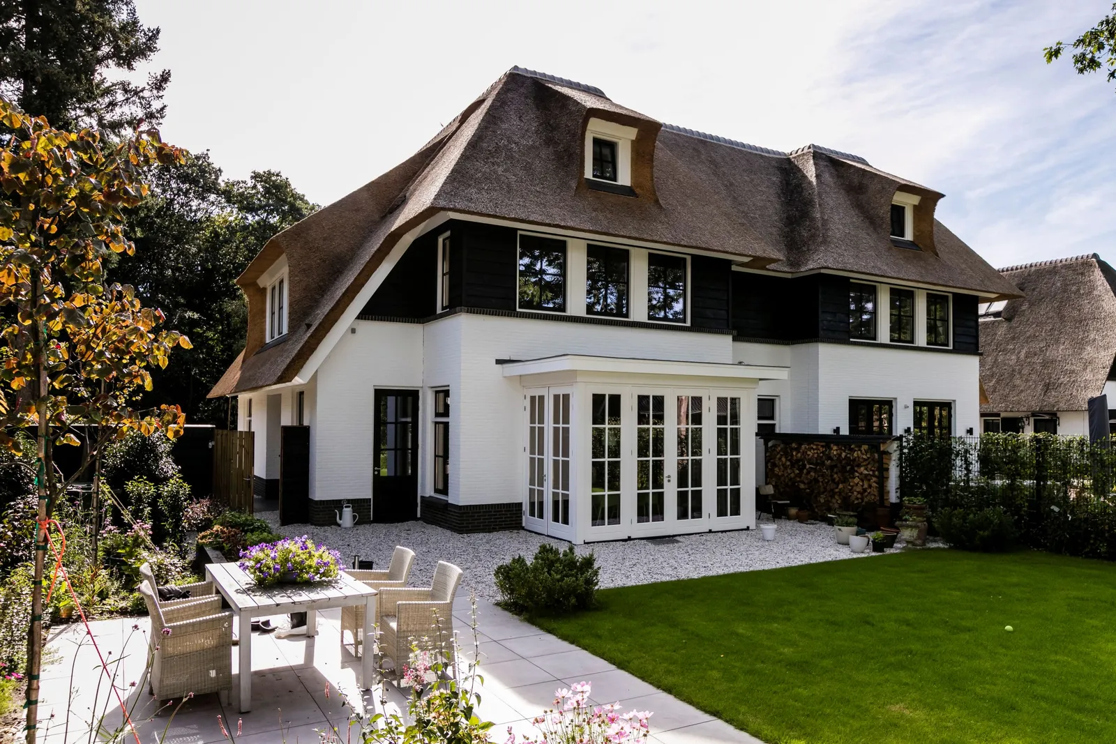 Geschakelde villa met rieten dak Zeist Lichtenberg Bouwgroep