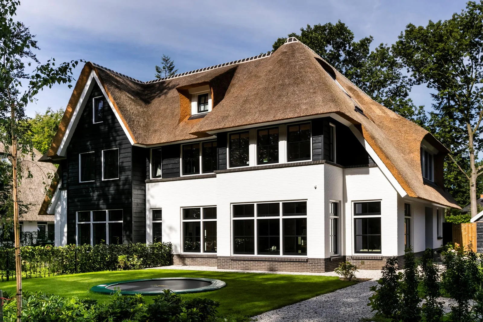Geschakelde villa met rieten dak Zeist Lichtenberg Bouwgroep