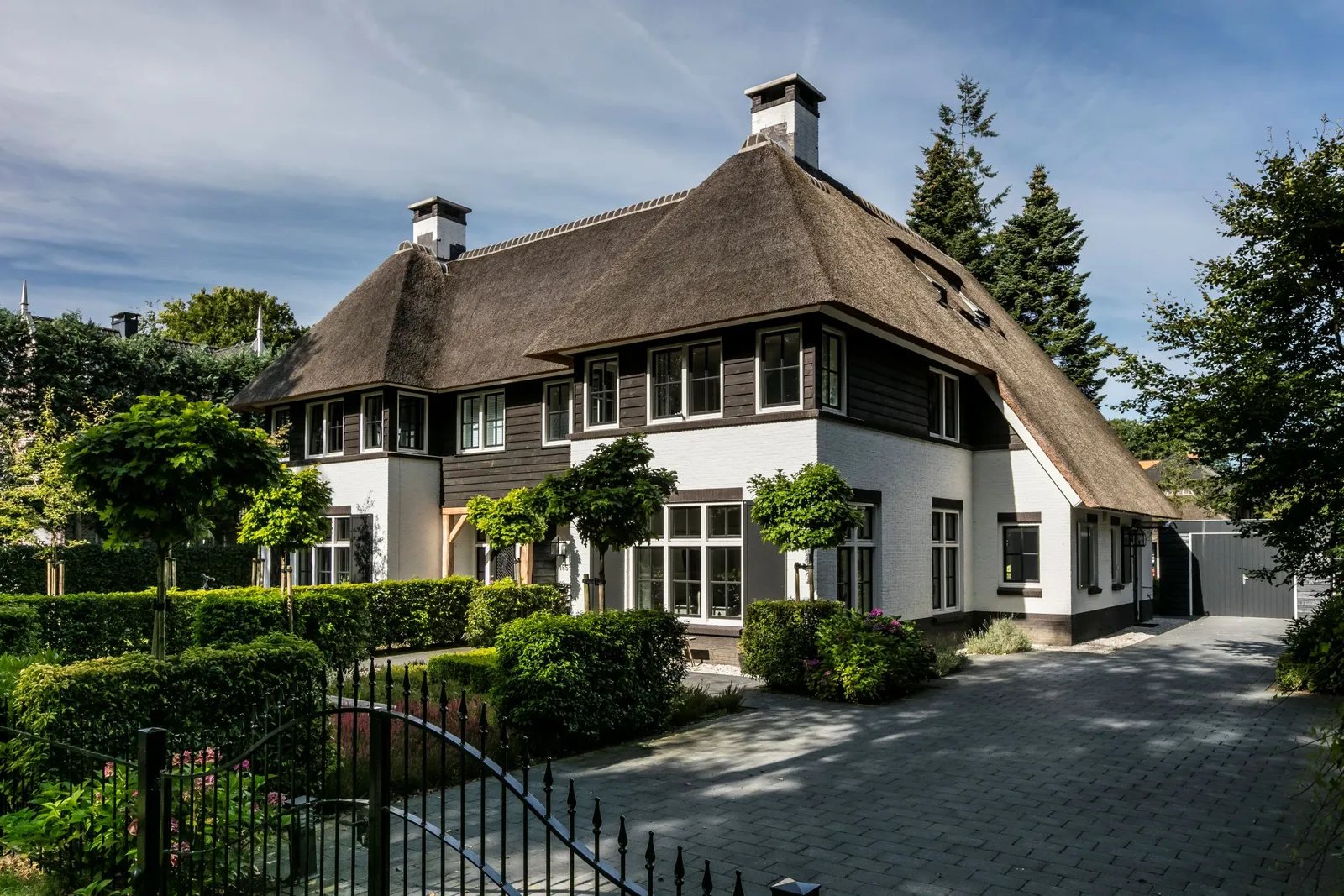 Geschakelde villa met rieten dak Lichtenberg Bouwgroep