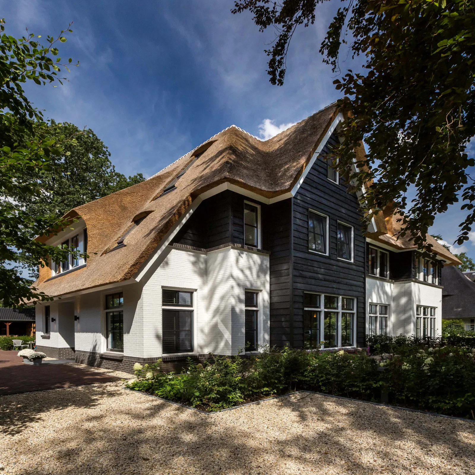 Geschakelde villa met rieten dak Zeist Lichtenberg Bouwgroep