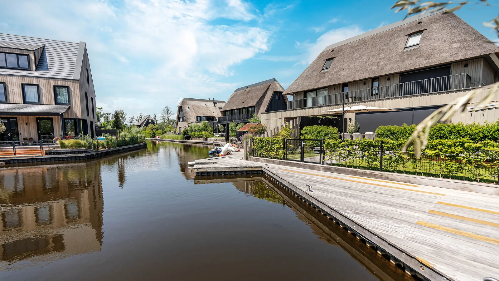 25 rietgedekte villa's 'Eilanden Oost' Muiden Lichtenberg Bouwgroep