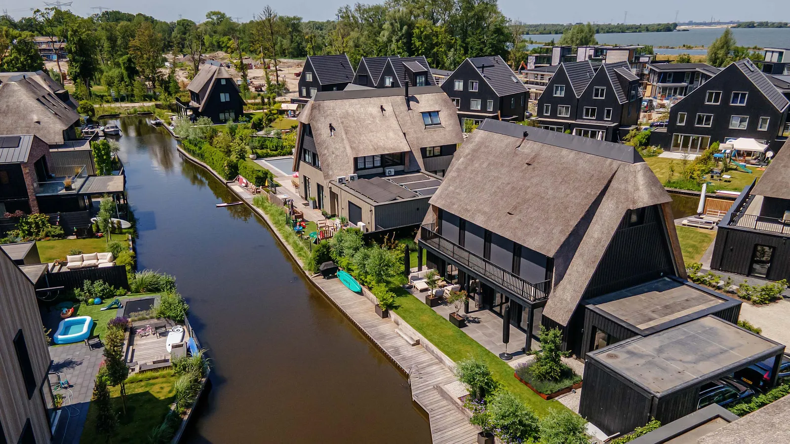 25 rietgedekte villa's 'Eilanden Oost' Muiden Lichtenberg Bouwgroep
